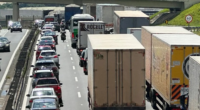 Excesso de veículos causa congestionamento na Dom Gabriel